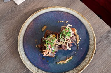 Beyaz tabakta sığır eti tartartarı, yakın görüş