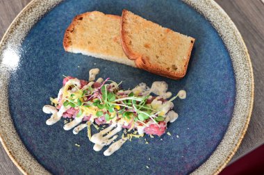 Yumurtalı tartar, kapari ve tartar tabakta.