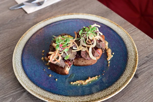 Ahşap bir tahtanın üzerinde lezzetli ızgara biftek.