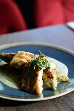 Tavuk göğsü filetoları masada..