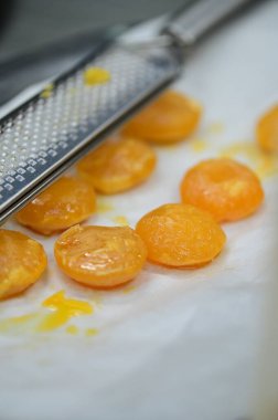 Mutfak rendelenmiş peynirle ya da diğer malzemelerle birlikte yumurta sarısı yakın plan, mutfak ortamında pişirme hazırlıklarını vurguluyor..