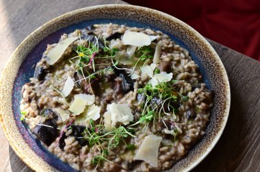 Bir restoranda servis edilen, dereotlu ve yumurtalı kremalı bir çorbanın yukarıdan aşağı görüntüsü. Geleneksel bir Avrupa yemeği, güzelce sunulmuş ve stil verilmiş, otantik tatlar sergileniyor ve ev yapımı yemekler rahatlatıcıydı..
