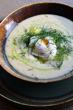 Geleneksel Çek dereotu çorbası Kulajda. Mantar, patates, haşlanmış yumurta ve taze dereottan yapılmış kremalı bir çorba..