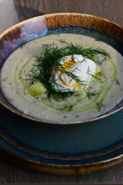 Geleneksel Çek dereotu çorbası Kulajda. Mantar, patates, haşlanmış yumurta ve taze dereottan yapılmış kremalı bir çorba..