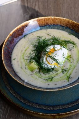 Geleneksel Çek dereotu çorbası Kulajda. Mantar, patates, haşlanmış yumurta ve taze dereottan yapılmış kremalı bir çorba..