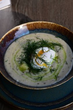 Geleneksel Çek dereotu çorbası Kulajda. Mantar, patates, haşlanmış yumurta ve taze dereottan yapılmış kremalı bir çorba..