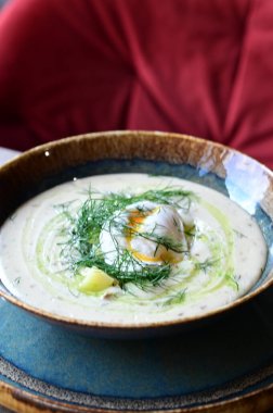 Geleneksel Çek dereotu çorbası Kulajda. Mantar, patates, haşlanmış yumurta ve taze dereottan yapılmış kremalı bir çorba..
