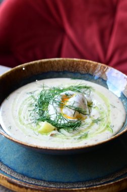 Geleneksel Çek dereotu çorbası Kulajda. Mantar, patates, haşlanmış yumurta ve taze dereottan yapılmış kremalı bir çorba..