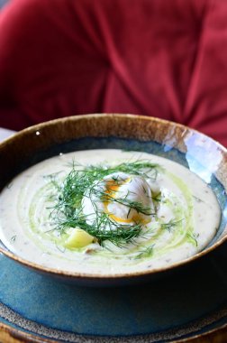 Geleneksel Çek dereotu çorbası Kulajda. Mantar, patates, haşlanmış yumurta ve taze dereottan yapılmış kremalı bir çorba..