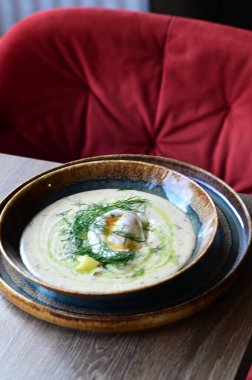 Geleneksel Çek dereotu çorbası Kulajda. Mantar, patates, haşlanmış yumurta ve taze dereottan yapılmış kremalı bir çorba..