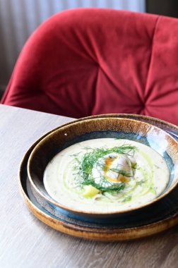 Geleneksel Çek dereotu çorbası Kulajda. Mantar, patates, haşlanmış yumurta ve taze dereottan yapılmış kremalı bir çorba..