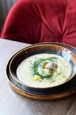 Geleneksel Çek dereotu çorbası Kulajda. Mantar, patates, haşlanmış yumurta ve taze dereottan yapılmış kremalı bir çorba..