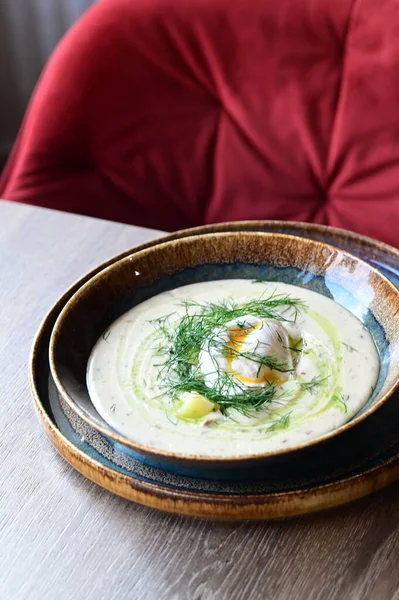 Geleneksel Çek dereotu çorbası Kulajda. Mantar, patates, haşlanmış yumurta ve taze dereottan yapılmış kremalı bir çorba..