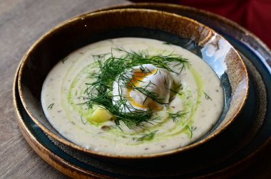Geleneksel Çek dereotu çorbası Kulajda. Mantar, patates, haşlanmış yumurta ve taze dereottan yapılmış kremalı bir çorba..