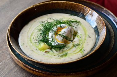 Geleneksel Çek dereotu çorbası Kulajda. Mantar, patates, haşlanmış yumurta ve taze dereottan yapılmış kremalı bir çorba..