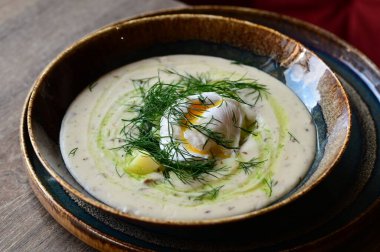 Geleneksel Çek dereotu çorbası Kulajda. Mantar, patates, haşlanmış yumurta ve taze dereottan yapılmış kremalı bir çorba..