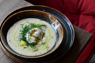 Tavuk ve sebzeli lezzetli çorba.