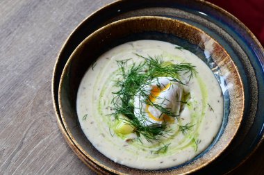 Tabakta lezzetli bir çorba.