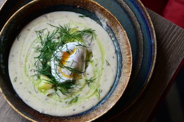 Somon ve yumurtalı kremalı çorba.