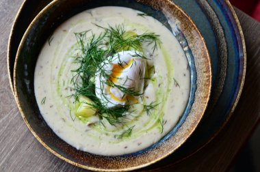 ekşi kremalı çorba, dereotu ve ekşi krema