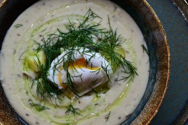 Dereotu ve sarımsaklı krema çorbası