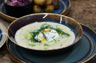 sebzeli tavuk ve yumurta çorbası.