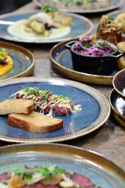 Farklı et ve sebze çeşitleri.