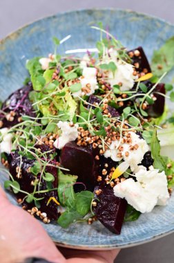 Pancarlı taze salatayı kapat.