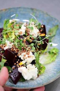 Pancar ve peynirli salata.