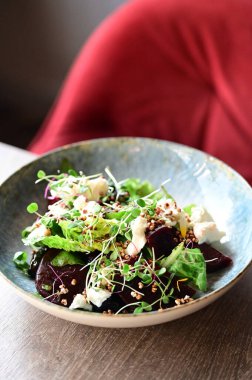 Pancarlı taze karışık salata.