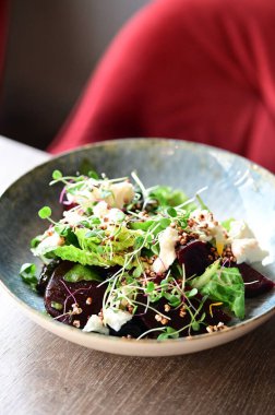 Pancar köklü salata ve beyaz tabakta peynir..