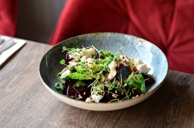 Peynirli taze sebze salatası.