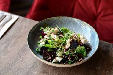Pancar salatası ve peynirli salata.