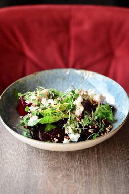 Lezzetli salata roka, feta ve fındık tabakta