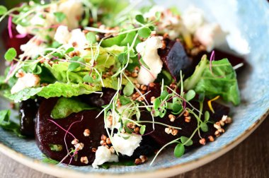 Pancar, avokado, peynir ve cevizli salata.