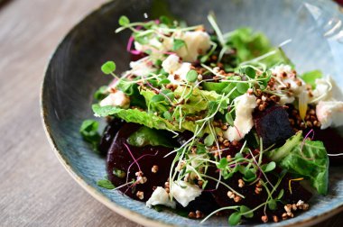 Roka ve peynirli taze salata.