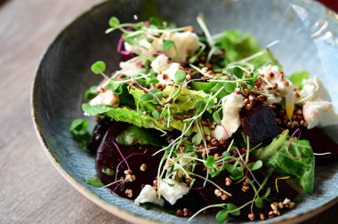 Pancar kökü ve peynir salatası.