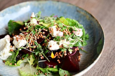 Beyaz peynir, roka, ceviz ve susam tohumlu taze salata, sağlıklı yiyecek.