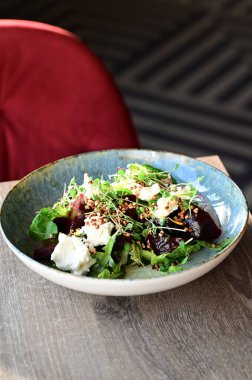 Lezzetli taze salata roka, peynir ve ceviz..