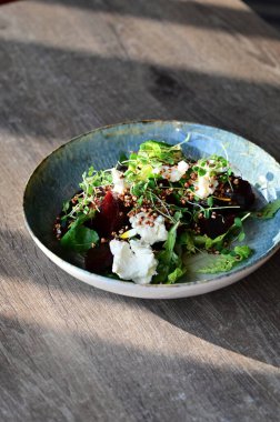 roka, peynir ve cevizli salata.