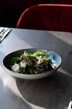 Tavuklu salata, peynir, yumurta, ceviz ve roka.