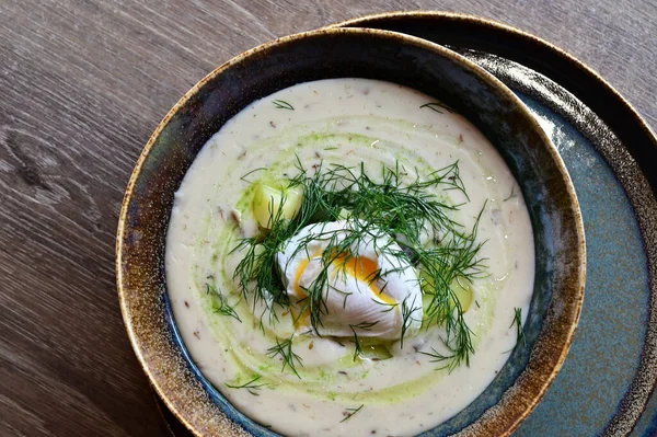 Somonlu krema, beyaz arka planda yumurta ve krema.