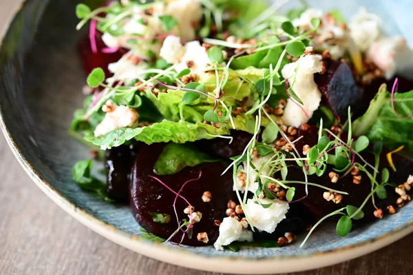 Pancar salatası, roka, roka ve beyaz tabakta ceviz..