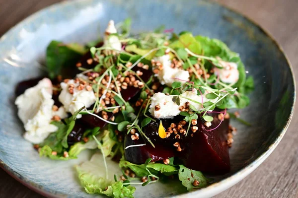 Masadaki beyaz tabakta sağlıklı salata..