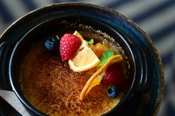 Tarçın, nane ve böğürtlenli bir fincan sıcak kahve.