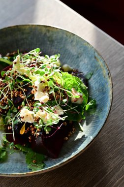 Siyah arka planda pancar, avokado, ıspanak ve susam tohumlu taze salata. Sağlıklı yemek. Temiz yemek, diyet, sağlıklı yaşam tarzı konsepti.