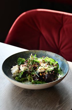 Tabakta taze et ile salata