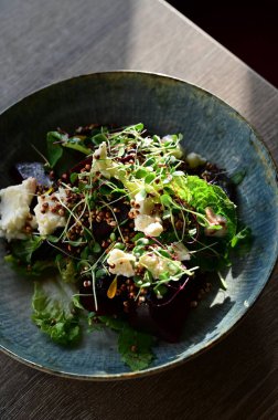 Beyaz tabakta arugula ve fındık ile Salata