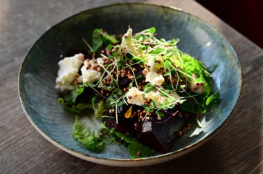 Pancar, peynir ve avokadoyla sağlıklı salata.