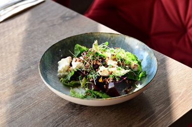 taze salata tavuk ve peynir